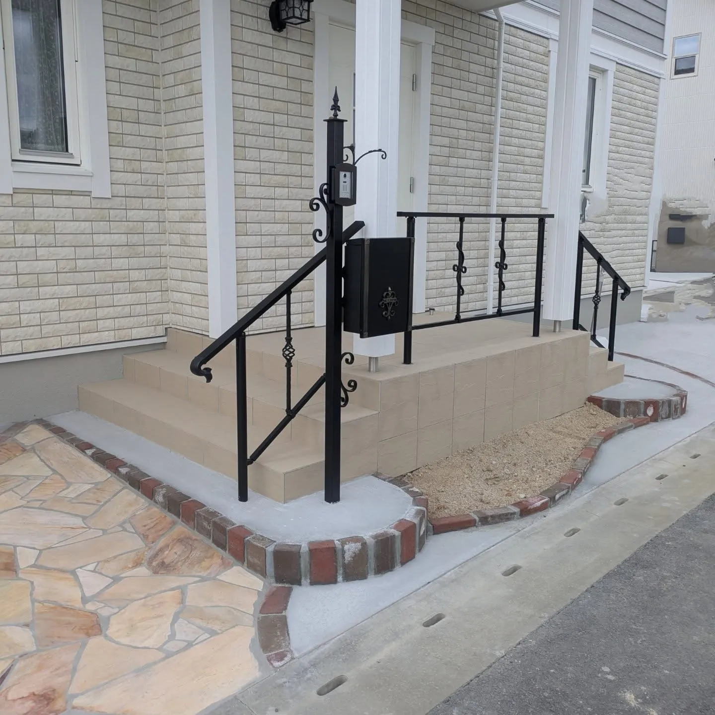 乱形石と素朴なレンガの可愛いアプローチ