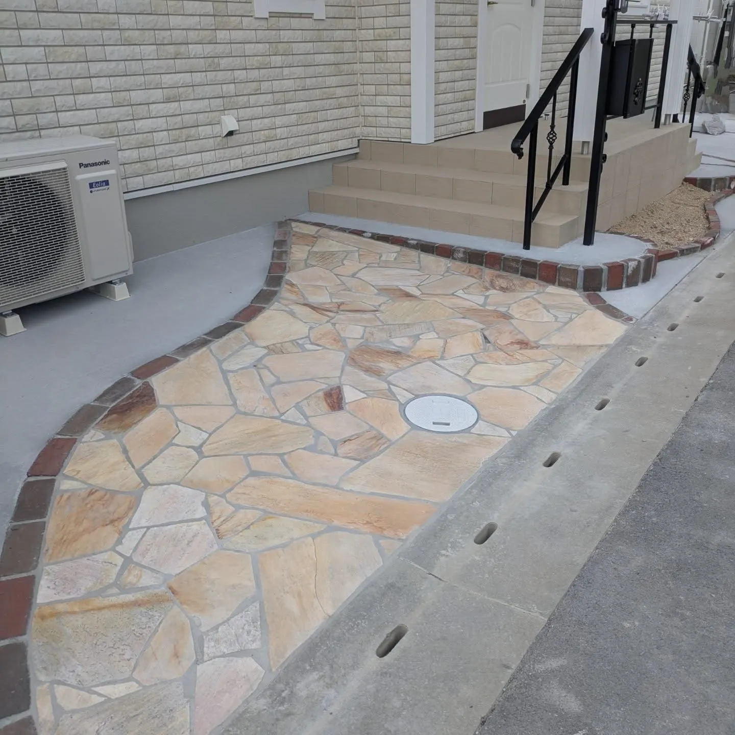 乱形石と素朴なレンガの可愛いアプローチ