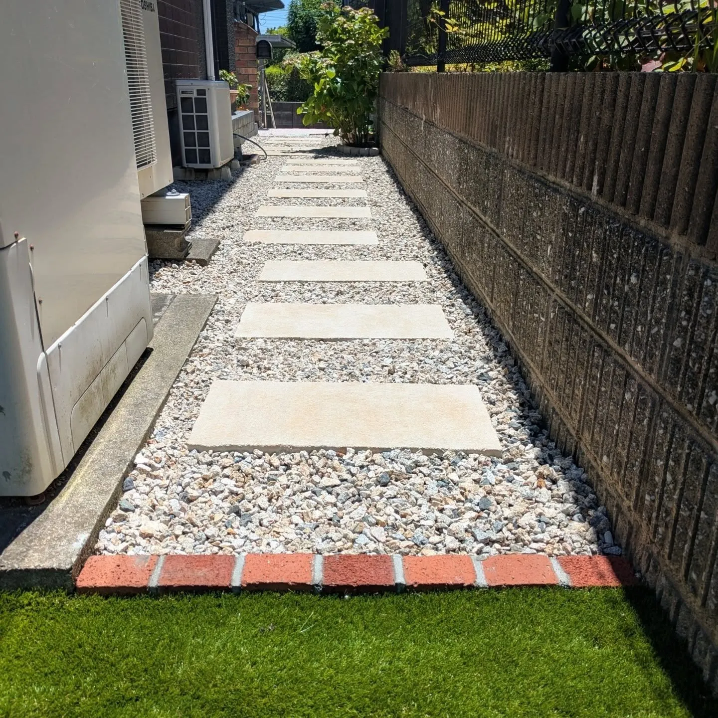 人工芝と石板ステージのあるお庭