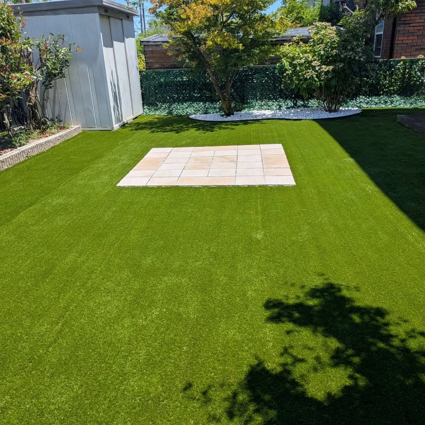 人工芝と石板ステージのあるお庭