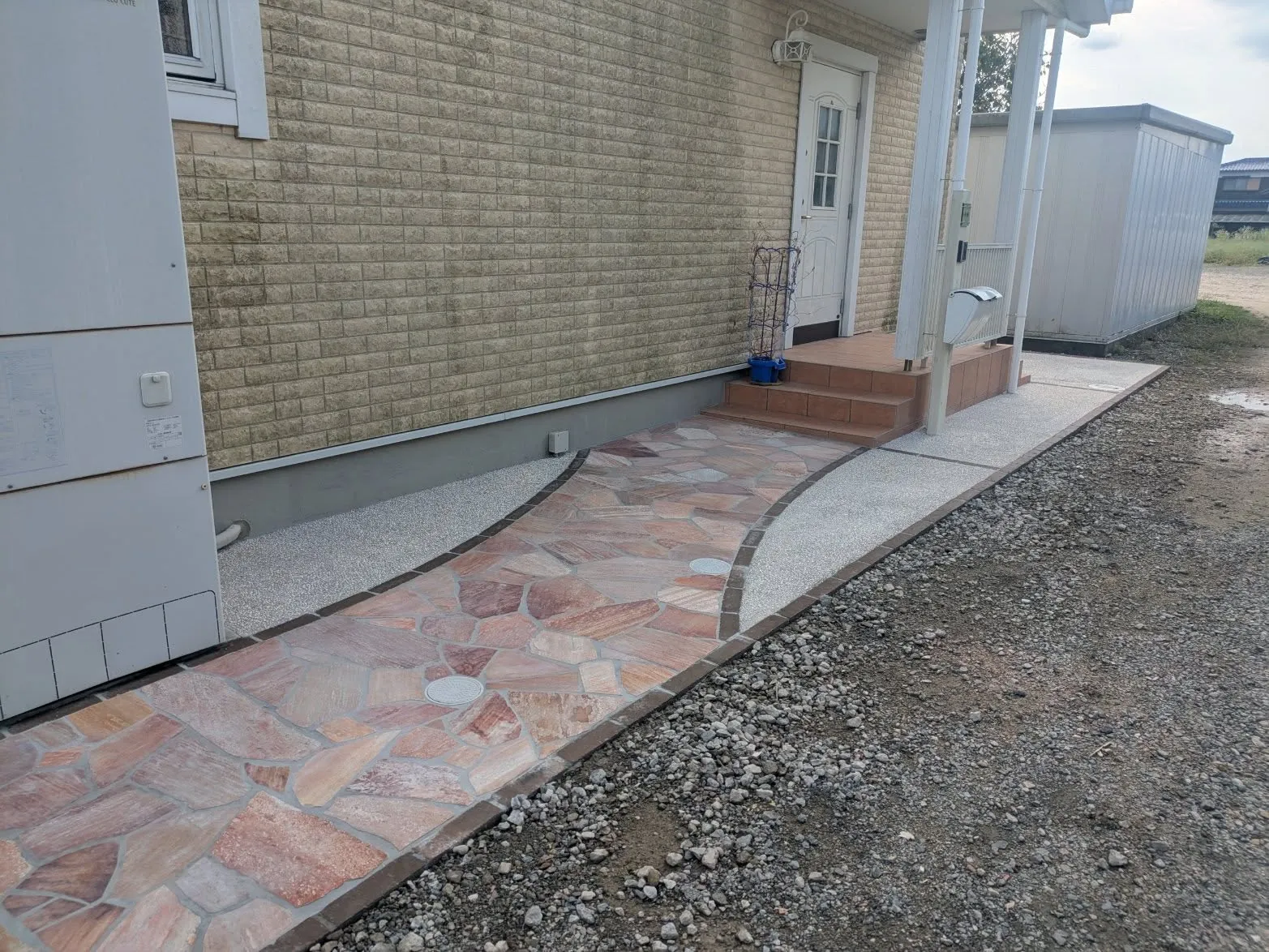 【Before/Afterで見る！🌿防草対策＆快適空間へ大変...