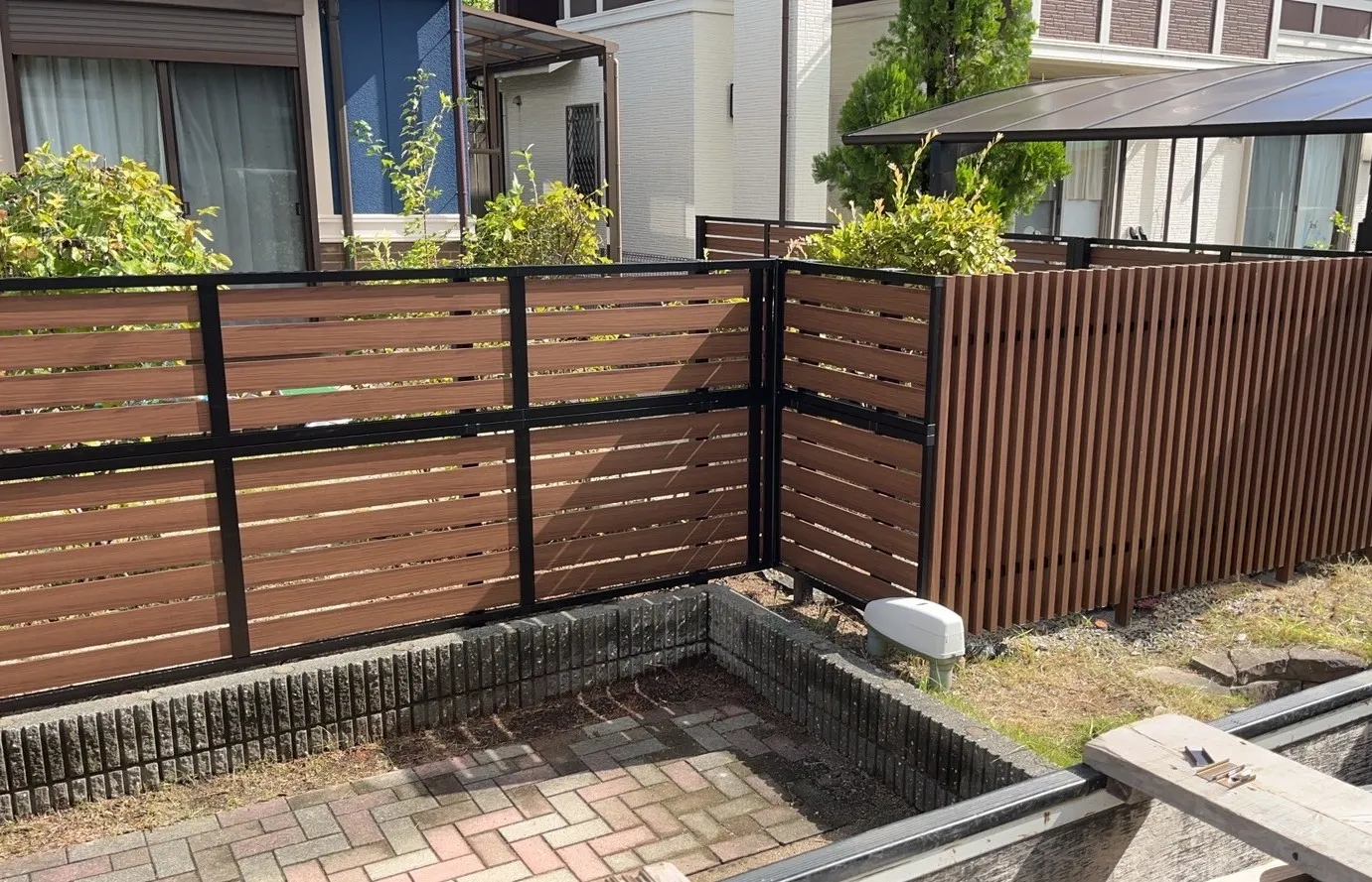 【デザイン性と目隠し効果を両立！賢く組み合わせたフェンス使い...